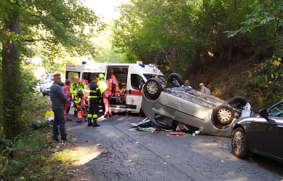 Auto ribaltata in località Nava: nonna e nipote portati in ospedale