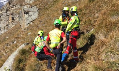 S'infortuna in un sentiero, arriva in strada in barella