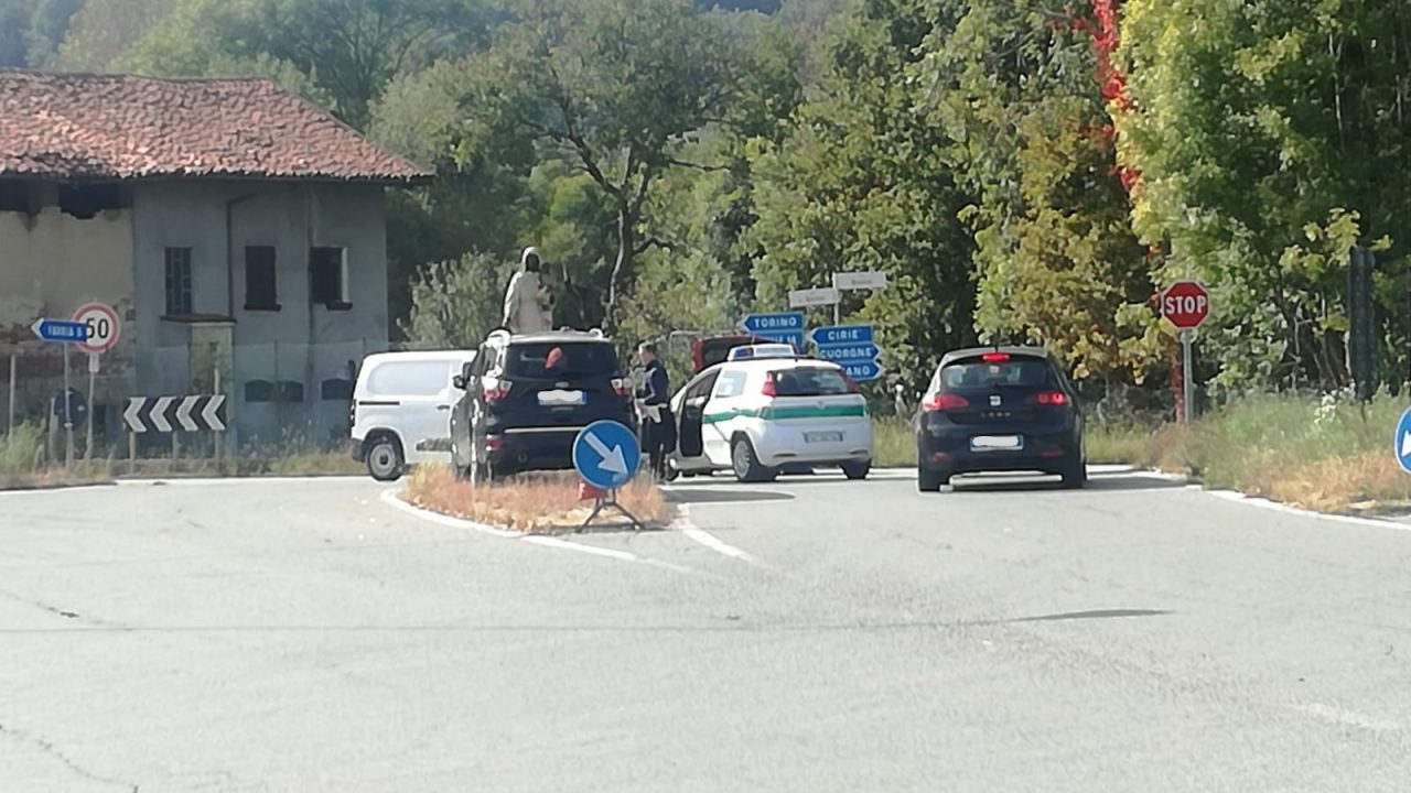 Scontro fra due auto a Front | FOTO