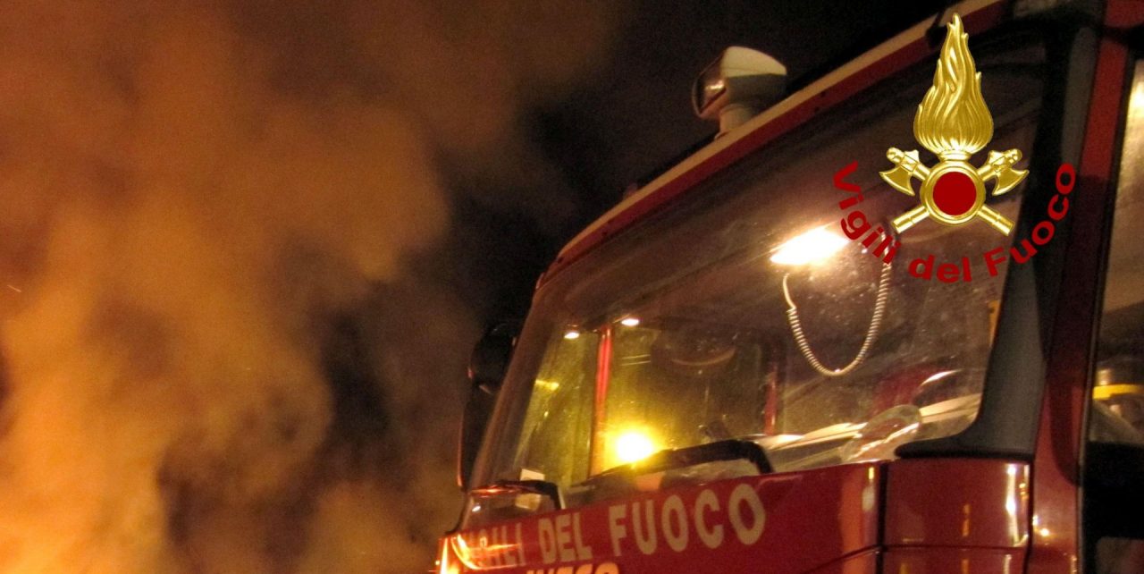 Villetta a fuoco a Volpiano nella notte, marito e moglie in prognosi riservata