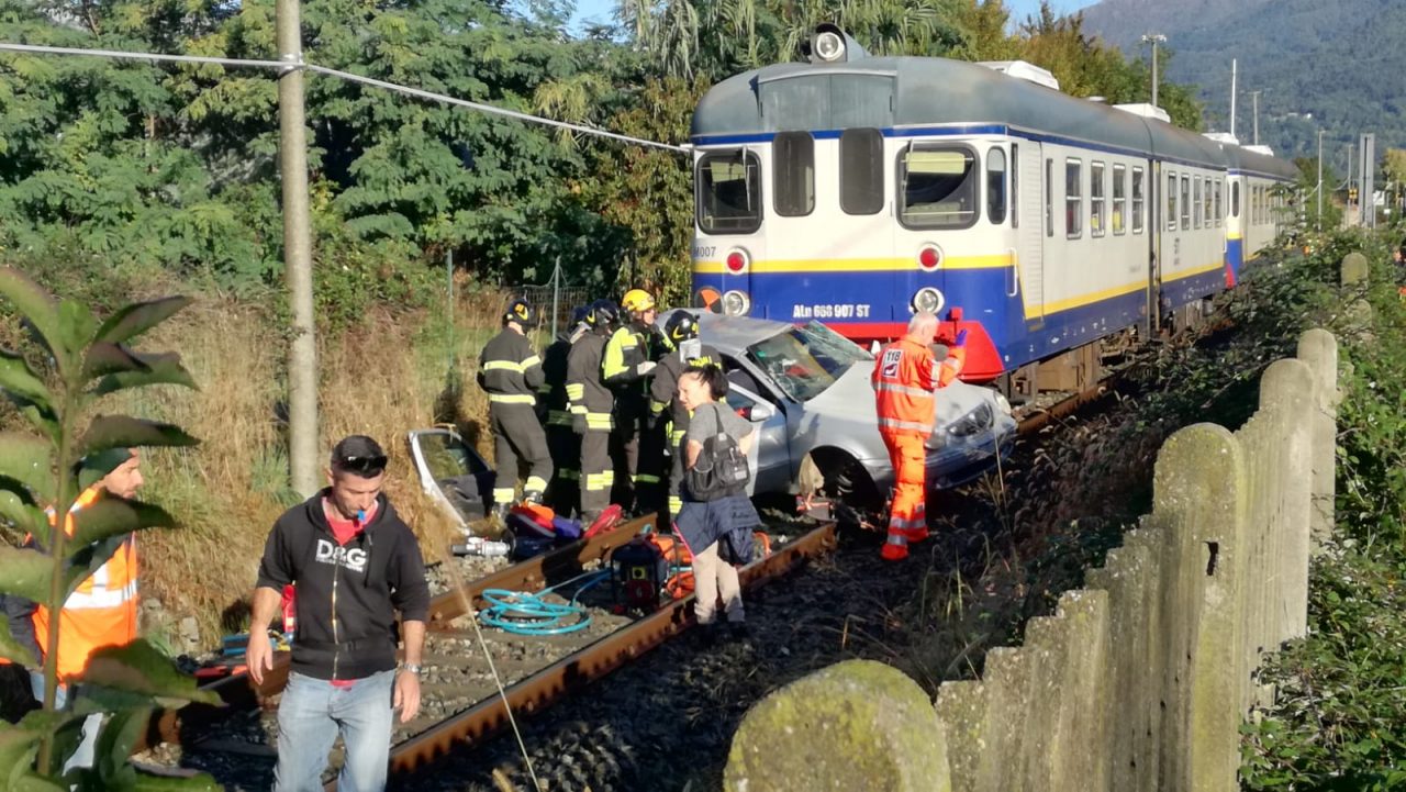 Auto travolta dal treno a Valperga, una persona ferita | FOTO e VIDEO