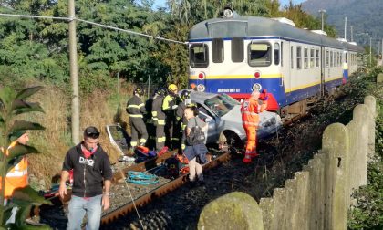 Auto travolta dal treno a Valperga, una persona ferita | FOTO e VIDEO