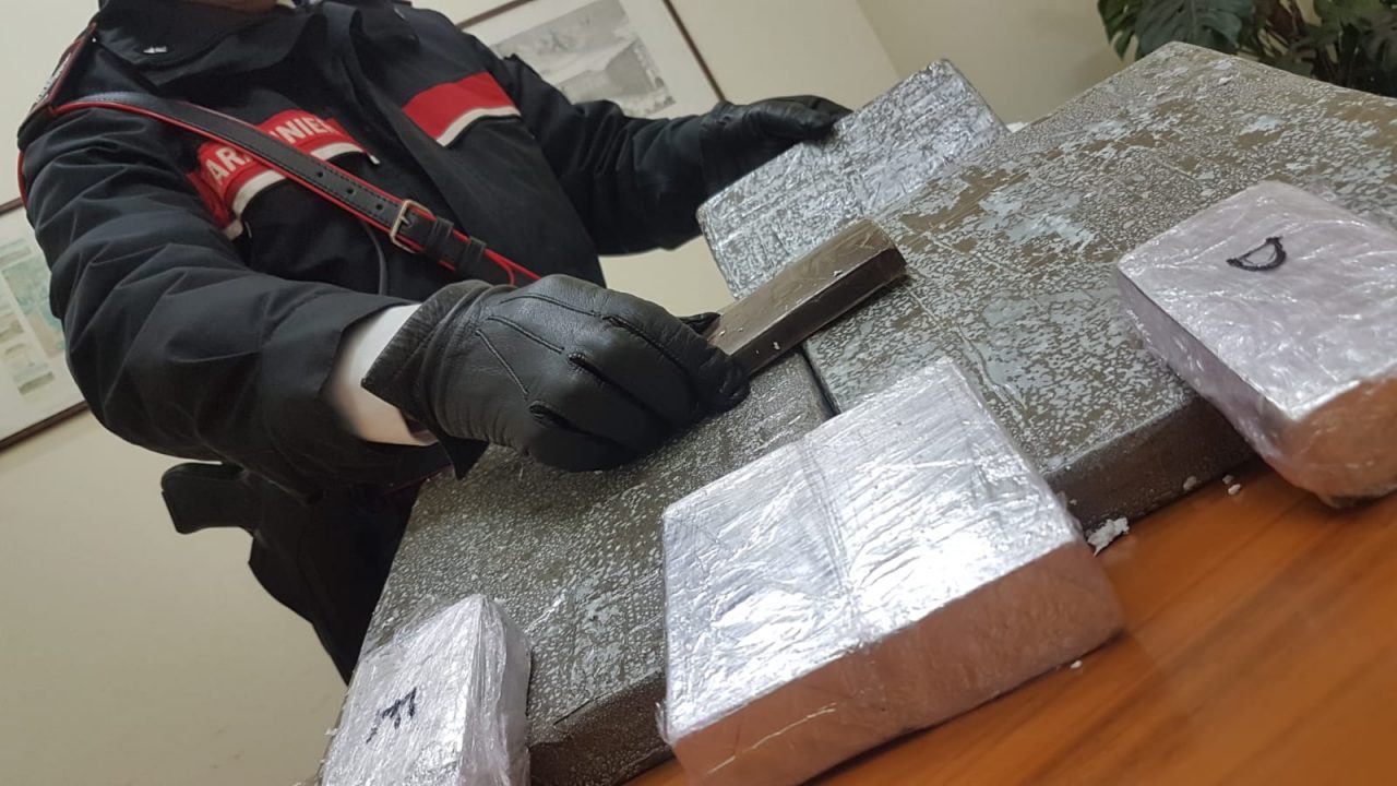 7 kg di hashish abbandonati sull’autobus | FOTO e VIDEO