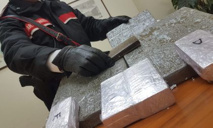 7 kg di hashish abbandonati sull'autobus | FOTO e VIDEO