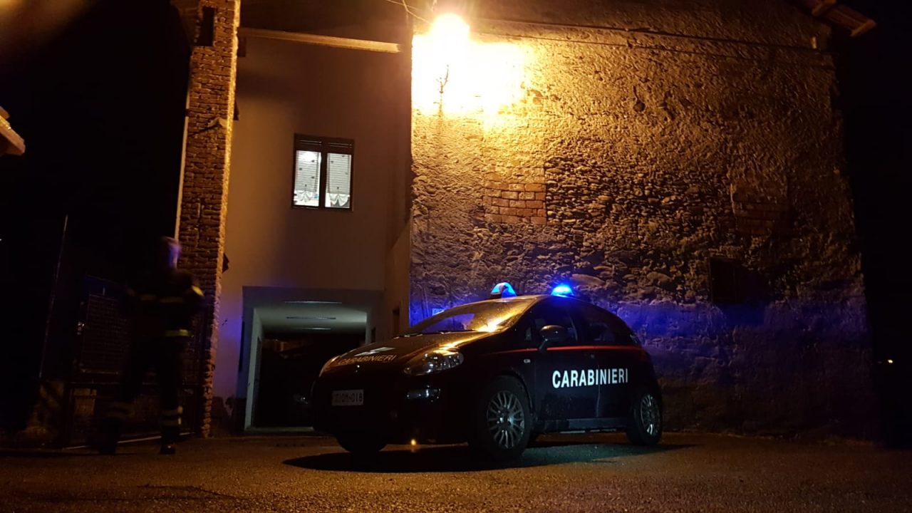 Cede il pavimento, bambino di due anni precipita nel fienile | FOTO