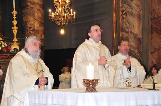 Pensionato insulta il Papa a Messa, don Davide non gli dà la Comunione