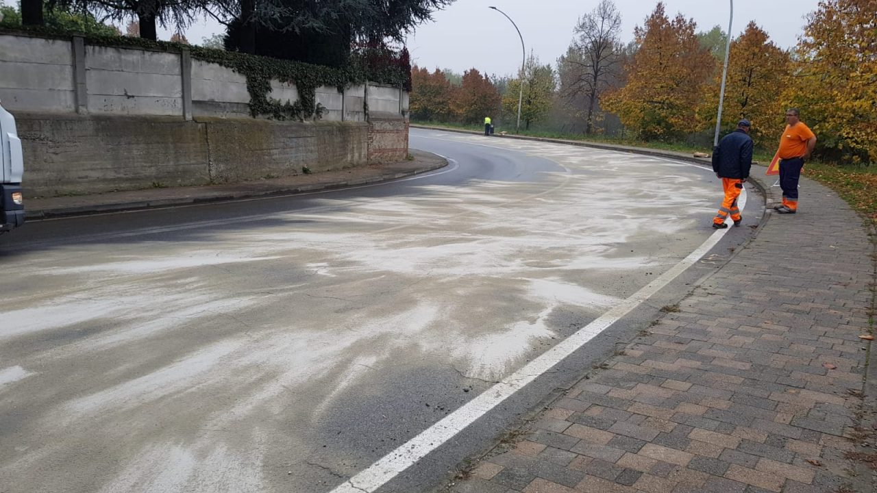 Pullman perde olio: via Meaglia chiusa a Rivarolo, disagi al traffico | FOTO