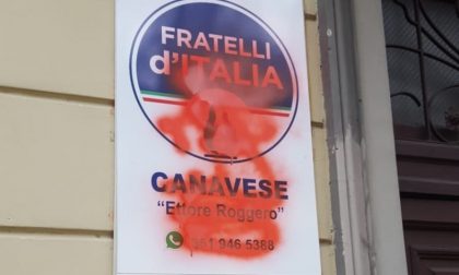 Imbrattata la targa della sede di Fratelli d'Italia