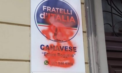 Targa di Fratelli d’Italia imbrattata da ignoti, solidarietà dal leghista Pianasso