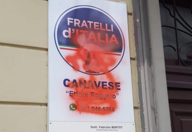 Targa di Fratelli d’Italia imbrattata da ignoti, solidarietà dal leghista Pianasso