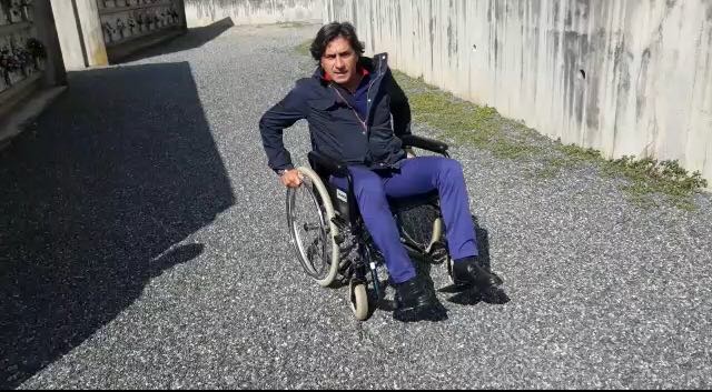 Rocca, al cimitero: il sindaco sale in carrozzina per capire e risolvere (VIDEO)