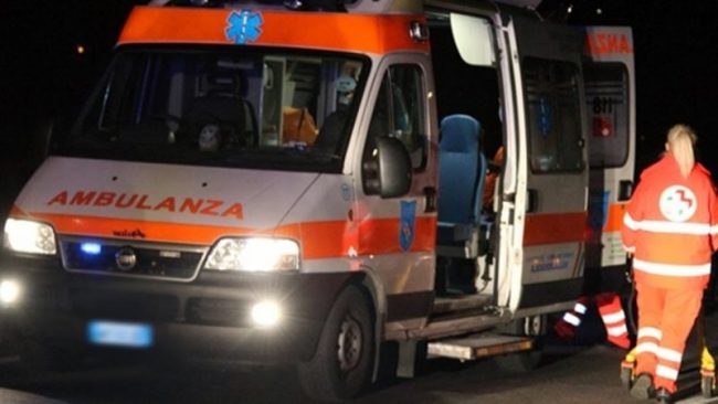 Pirata della strada investe pedone e scappa, poi si costituisce in caserma