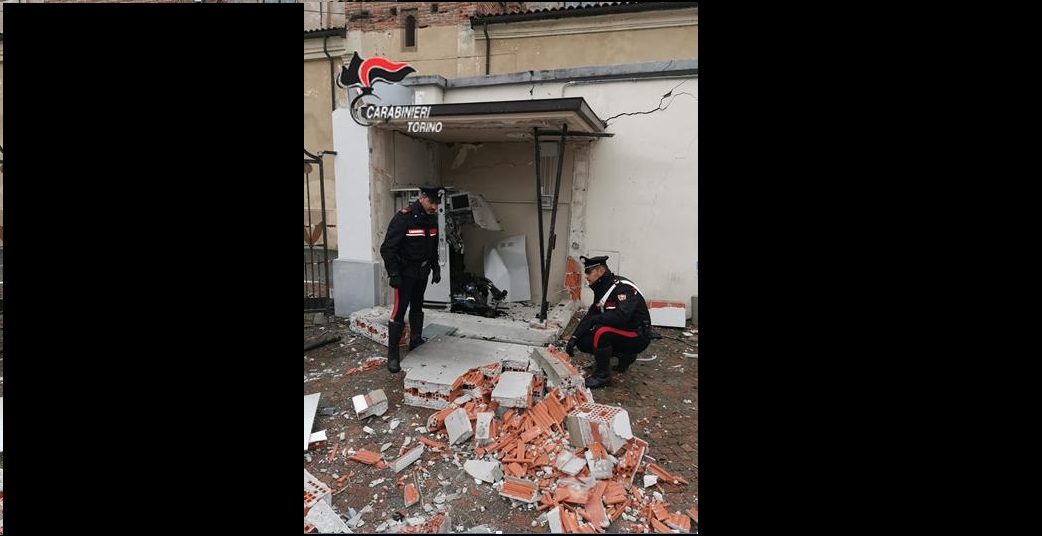 Assalto ai bancomat, l’inseguimento fino in autostrada