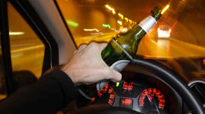 Pediatra visita ubriaco, esce dallo studio e si schianta