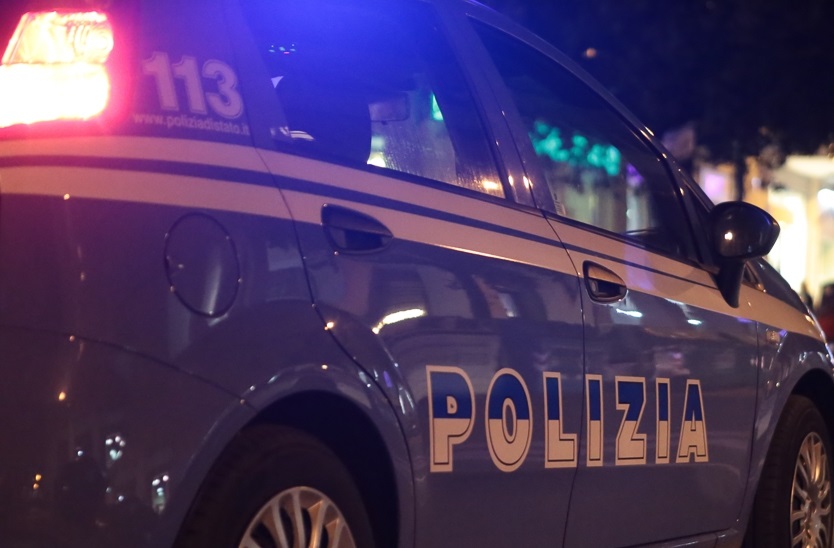 Va al bancomat e lascia la macchina con il motore acceso, ladro glie la ruba
