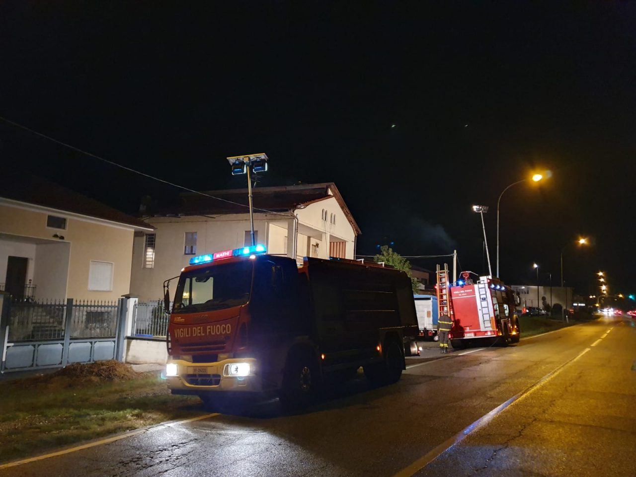 Villanova: tetto in fiamme in via Torino