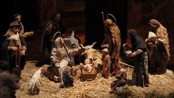 La Regione Piemonte scrive ai presidi: “Fate il presepe, l’albero e recite scolastiche”