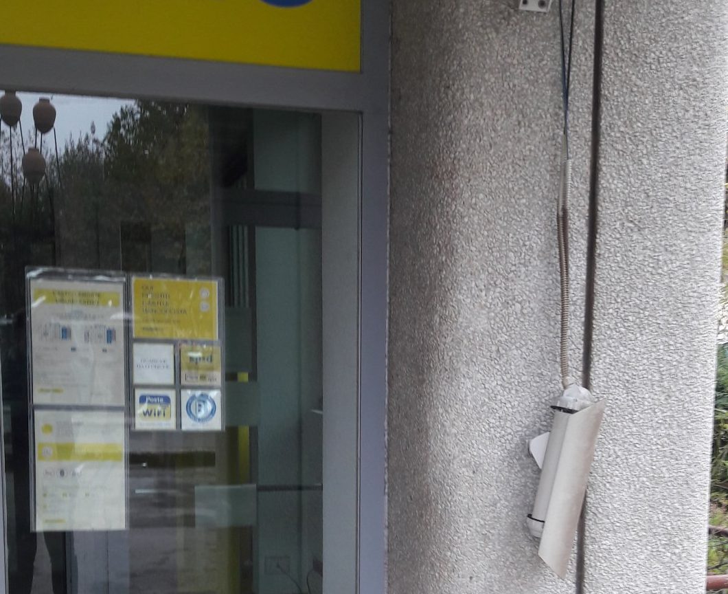 Castellamonte: Raid vandalico, sfasciata la telecamera dell’Ufficio Postale