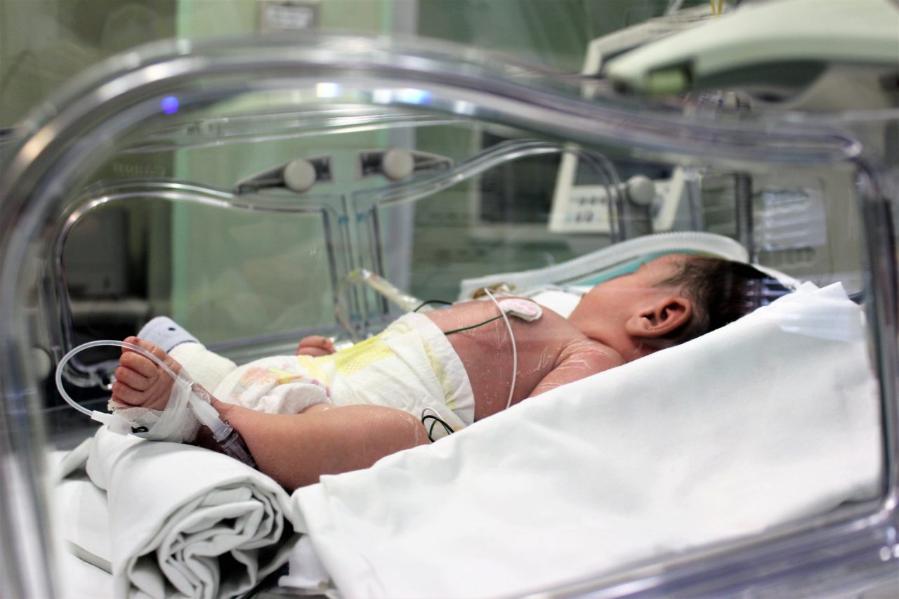 Bambino abbandonato, una mamma vuole aiutarlo