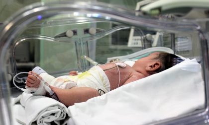 Bambino abbandonato dai genitori, è affetto da una rara malattia