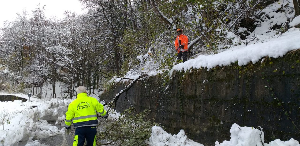 Comuni al buio: i soccorsi nella neve