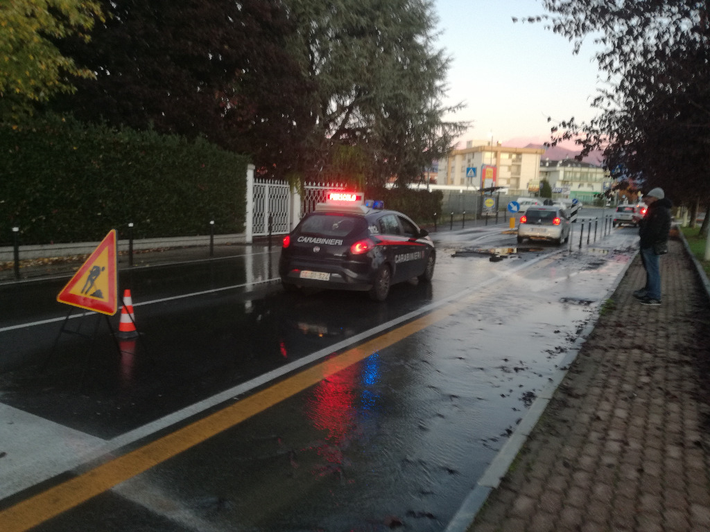 Scoppia il tubo dell’acqua: 3 auto danneggiate