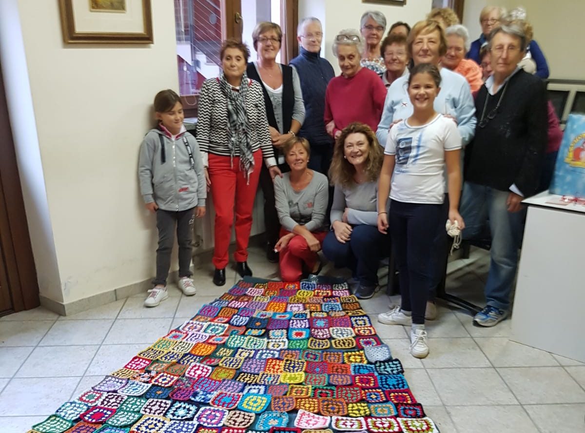 A Oglianico l’albero di Natale solidale realizzato con ago, filo e lana