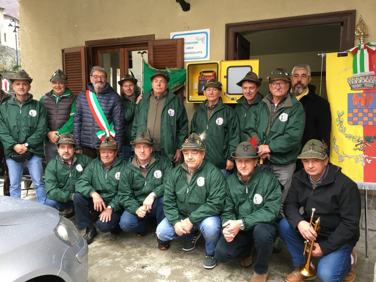 Alpini di Lemie donano defibrillatore alla comunità