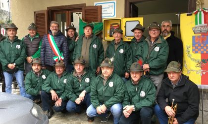 Alpini di Lemie donano defibrillatore alla comunità