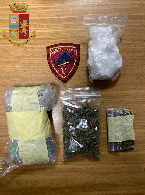 Cercano di evitare controllo della polizia, in auto avevano marijuana