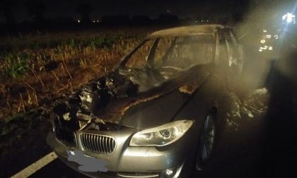 Auto va a fuoco mentre è in marcia