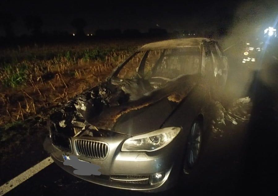 Auto va a fuoco mentre è in marcia