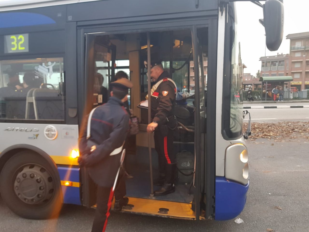 7kg di hashish abbandonati sul bus, controlli antidroga sui mezzi pubblici | VIDEO