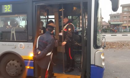 7kg di hashish abbandonati sul bus, controlli antidroga sui mezzi pubblici | VIDEO