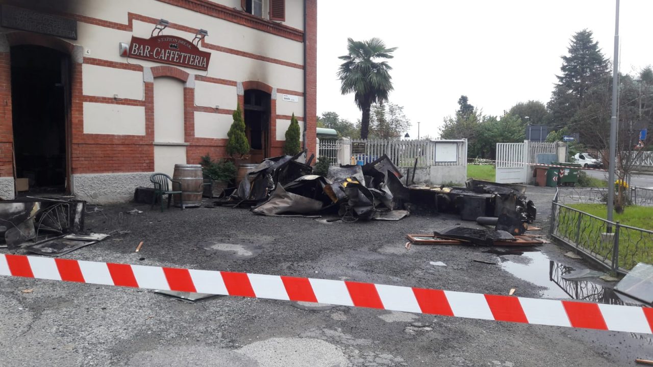 Incendio devasta il bar Stazione a Valperga