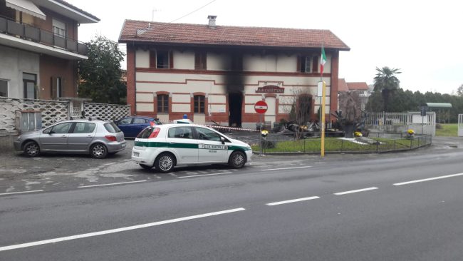 Incendio devasta il bar Stazione a Valperga