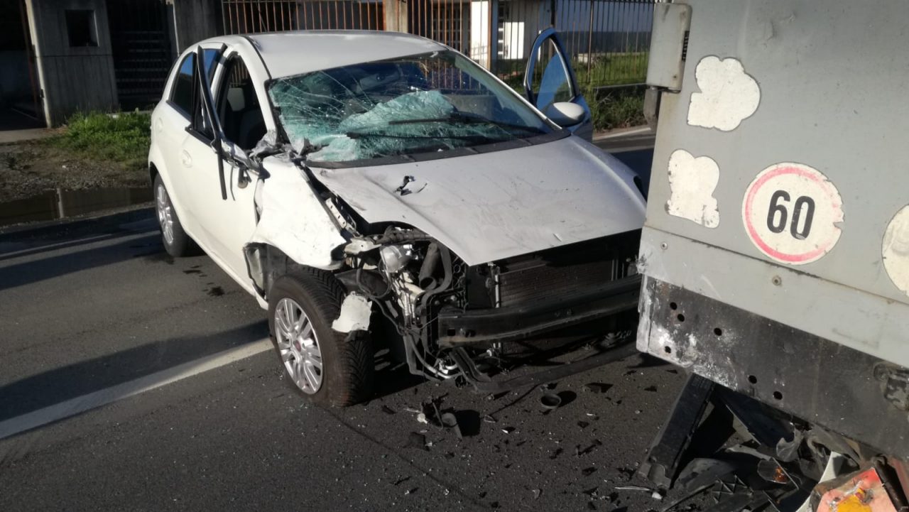 Incidente a Rivara fra auto e camion, ferita una donna | FOTO