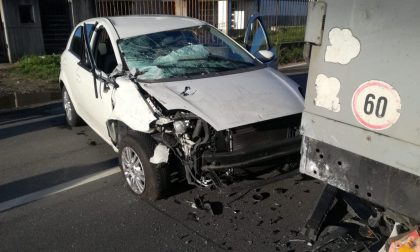 Incidente a Rivara fra auto e camion, ferita una donna | FOTO