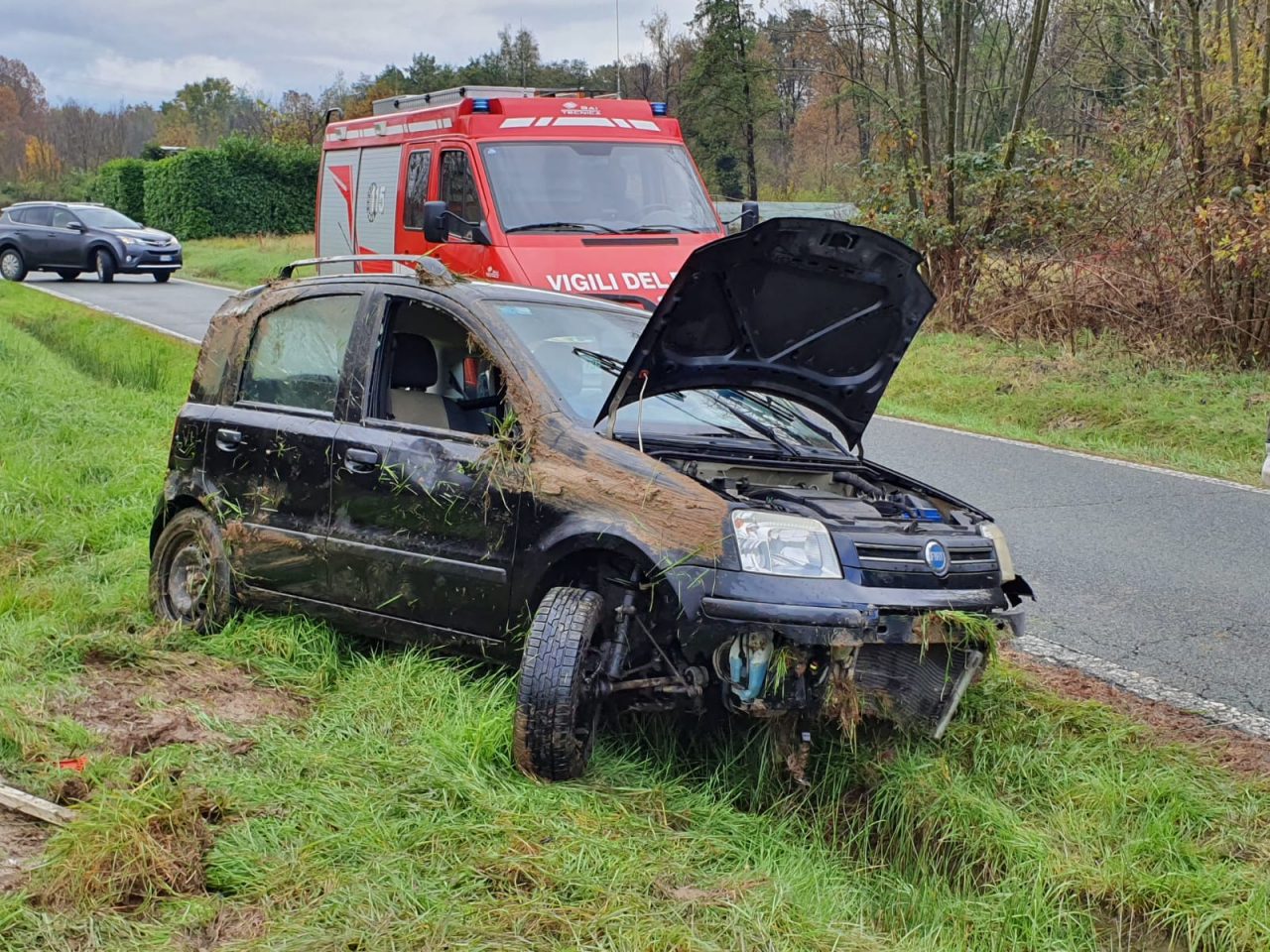 Auto fuori strada a Vallo Torinese