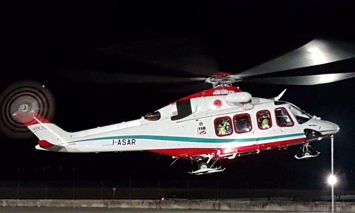 Auto nel fossato a Rocca Canavese, ragazza elitrasportata al Cto