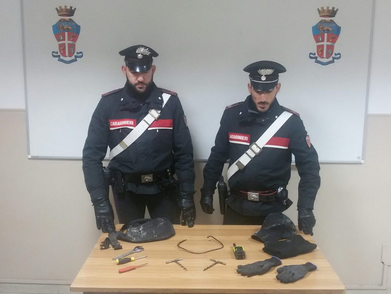 Ladri fuggono nei campi dopo furto a Feletto, uno è stato preso e arrestato | VIDEO
