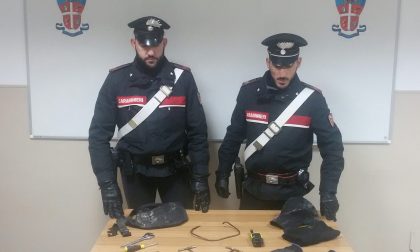 Ladri fuggono nei campi dopo furto a Feletto, uno è stato preso e arrestato | VIDEO