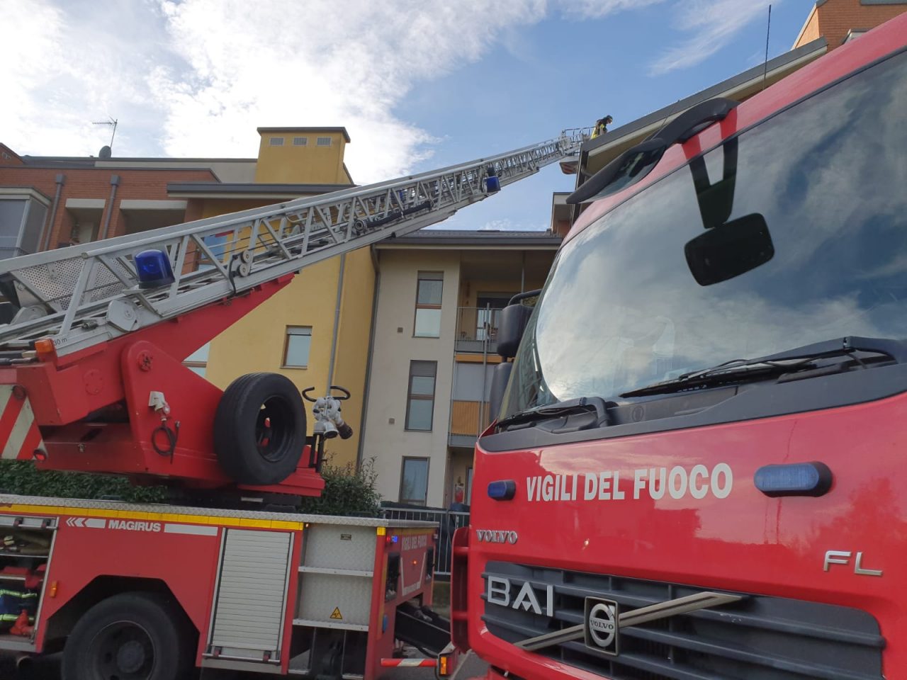 A fuoco il tetto di una palazzina a Caselle | FOTO
