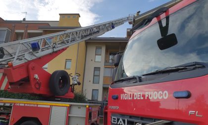 A fuoco il tetto di una palazzina a Caselle | FOTO
