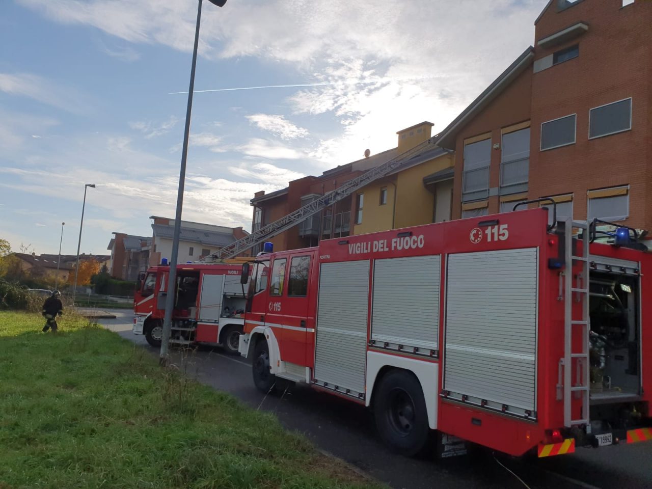 A fuoco il tetto di una palazzina a Caselle