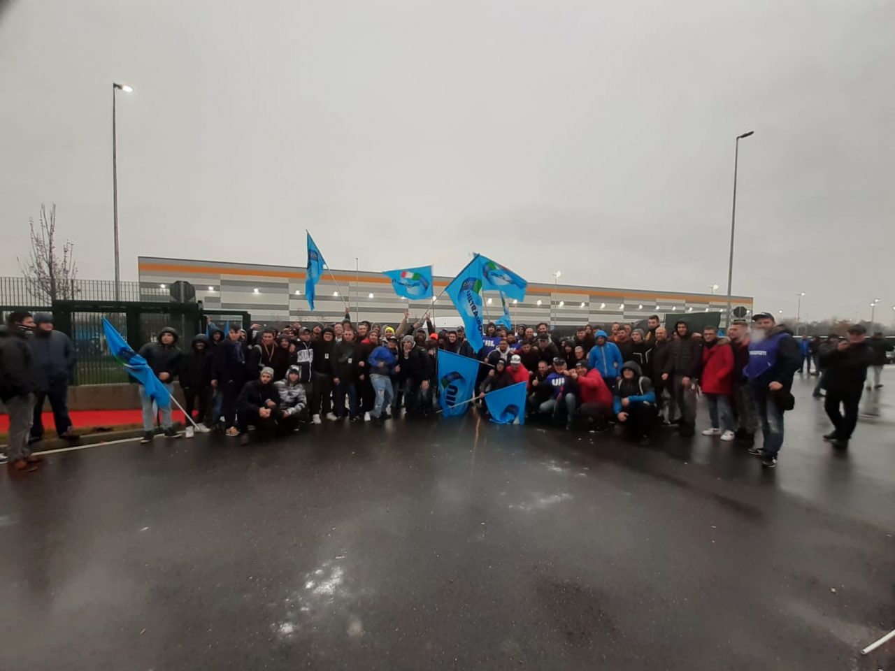 Sciopero Amazon a Brandizzo autisti e corrieri in protesta | FOTO E VIDEO