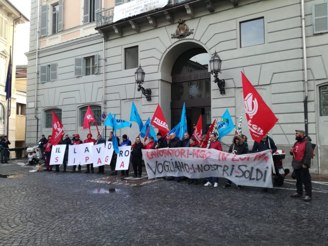 Presidio dei lavoratori Manital in piazza di Città a Ivrea | VIDEO