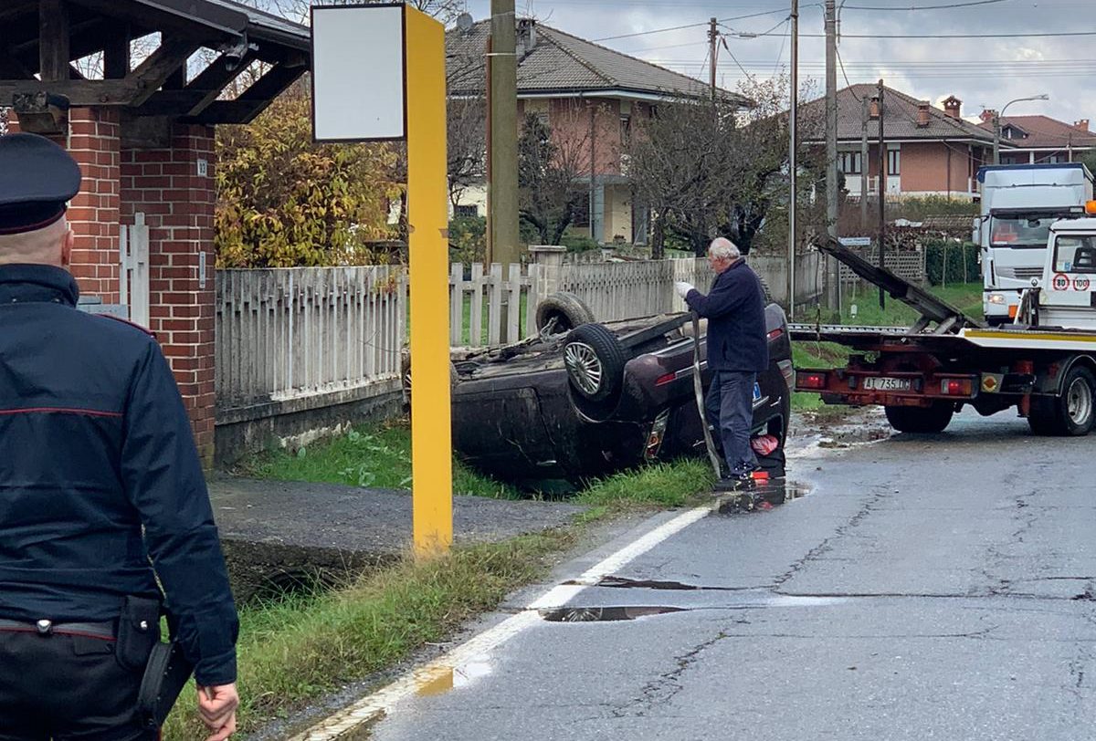 Auto fuori strada a San Benigno Canavese