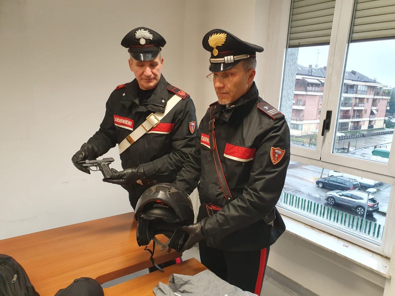 Rapina i passanti a bordo di uno scooter a caccia di orologi di lusso, arrestato