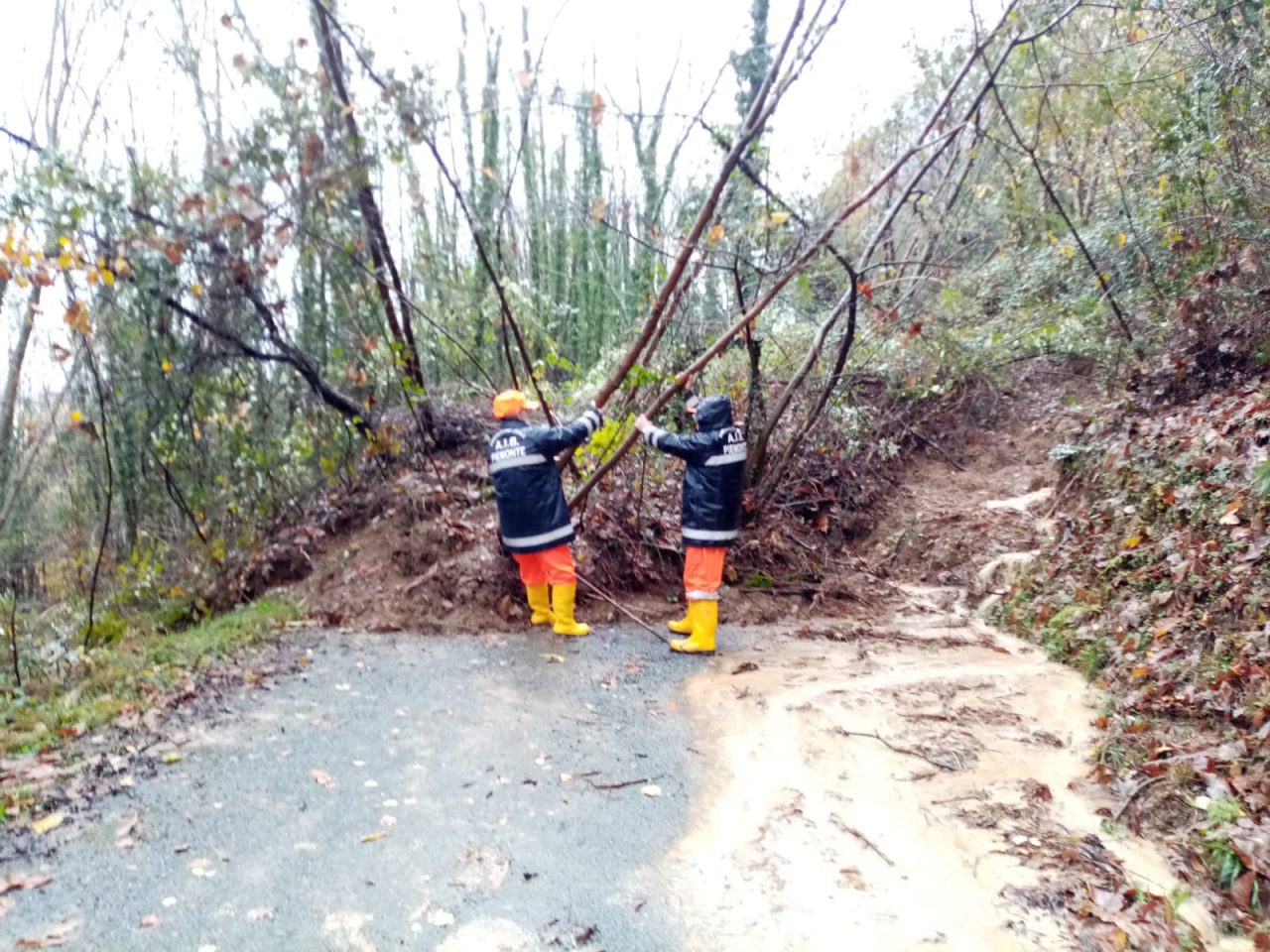 Rocca: frane e allagamenti, Protezione Civile e volontari lavorano senza sosta (LE FOTO)